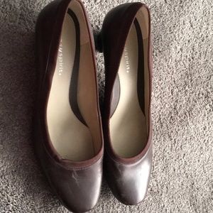 7 1/2 brown two tone pumps